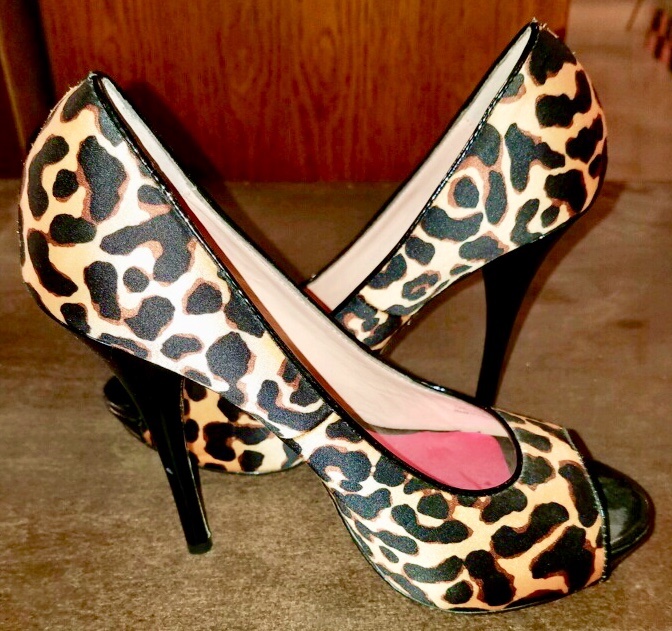Cheetah high-heeled shoes